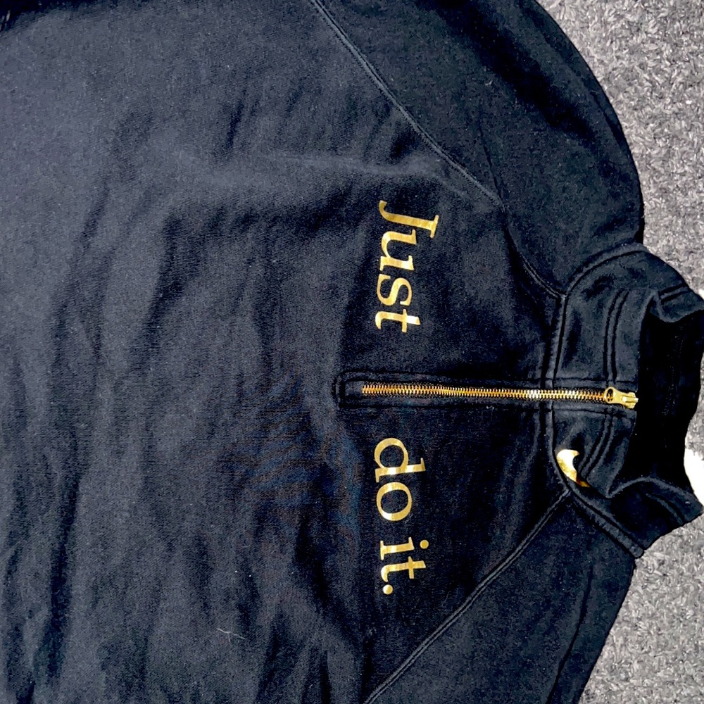 Size large Nike cropped long sleeve great condition